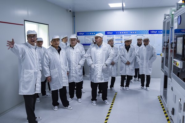 政府領導及嘉賓參觀自動化生產線
