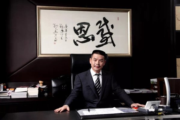 珀萊雅董事長侯軍呈榮獲“全球杰出華人-華人之光”大獎