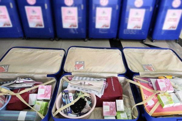 玫琳凱為女醫護準備的物資打包進入援鄂預備醫療隊的行李箱中
