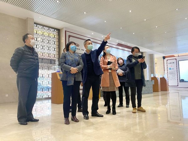 周俊杰總裁向袁園副區長（左2）介紹公司疫情防控及經營發展情況