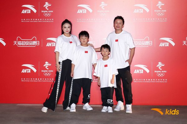 鄒明軒、鄒明皓身穿安踏兒童冬奧國旗款兒童版