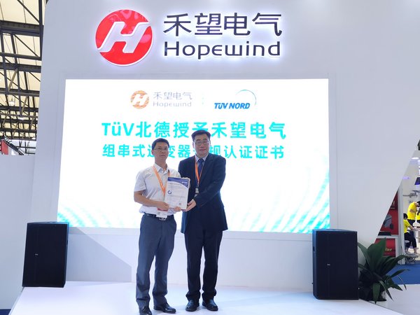 左為深圳市禾望科技有限公司總經理曾建友, 右為TUV北德亞太區首席執行官兼大中華區董事長任駿